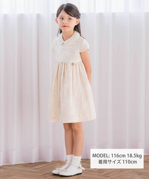 Tartine et Chocolat（タルティーヌエショコラ）の「【日本製】ゴールドラメジャガード シャインフラワーワンピース(100~130cm)（ワンピース・キッズ・ベージュ系その他・120cm/130cm）」の2枚目の写真
