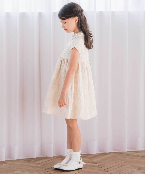 Tartine et Chocolat（タルティーヌエショコラ）の「【日本製】ゴールドラメジャガード シャインフラワーワンピース(100~130cm)（ワンピース・キッズ・ベージュ系その他・120cm/130cm）」の4枚目の写真
