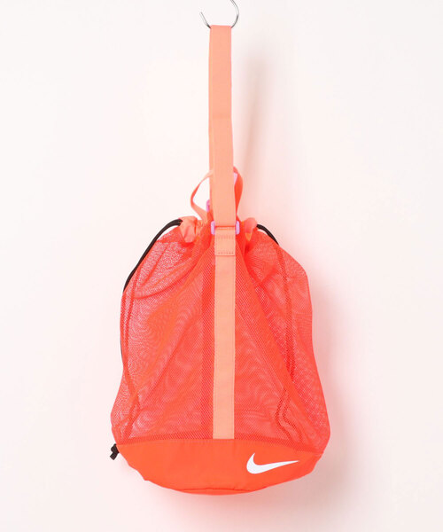 NIKE(ナイキ)の「《NIKEアパレル》SS26メッシュショルダープールバッグ(ショルダーバッグ・キッズ・グレー/ブラック/レッド/ミント・フリー)」の1枚目の写真