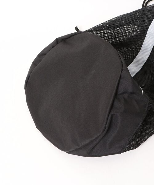 NIKE(ナイキ)の「《NIKEアパレル》SS26メッシュショルダープールバッグ(ショルダーバッグ・キッズ・グレー/ブラック/レッド/ミント・フリー)」の6枚目の写真