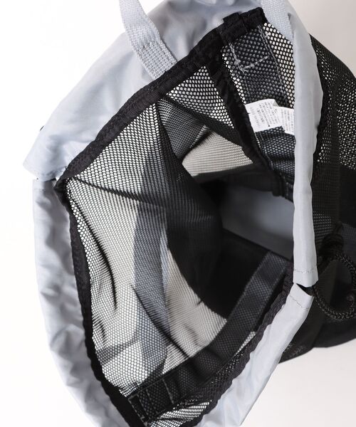 NIKE(ナイキ)の「《NIKEアパレル》SS26メッシュショルダープールバッグ(ショルダーバッグ・キッズ・グレー/ブラック/レッド/ミント・フリー)」の7枚目の写真