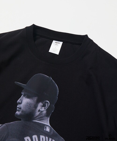 FREAK'S STORE（フリークスストア）の「MLB PLAYERS× RYNO SPORTS ×FREAK’S STORE 別注 【DARVISH】CLOSE UP PHOTO TEE（Tシャツ/カットソー・メンズ・ブラック/ホワイト・MEDIUM/LARGE/ONE SIZE/SMALL）」の3枚目の写真