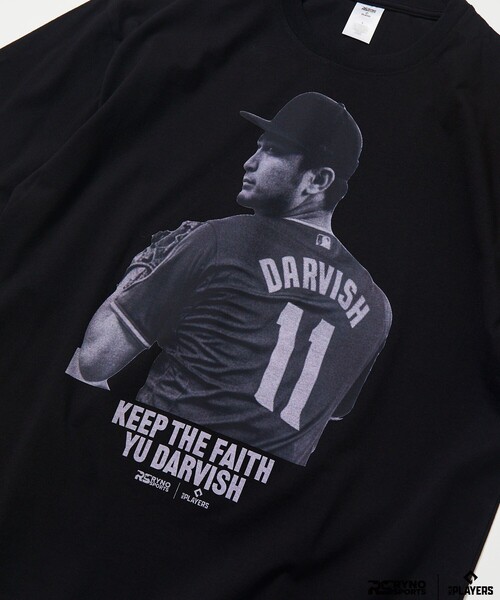 FREAK'S STORE（フリークスストア）の「MLB PLAYERS× RYNO SPORTS ×FREAK’S STORE 別注 【DARVISH】CLOSE UP PHOTO TEE（Tシャツ/カットソー・メンズ・ブラック/ホワイト・MEDIUM/LARGE/ONE SIZE/SMALL）」の4枚目の写真