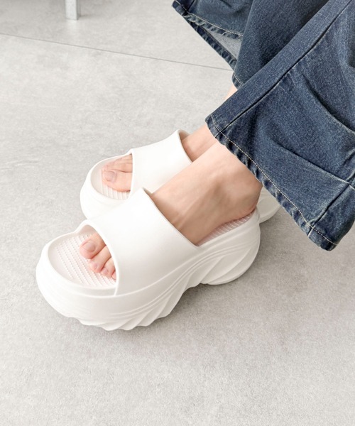 WEGO(ウィゴー)の「WEGO/【26年春夏新作】厚底デザインラバーサンダル(サンダル・レディース・ブラウン/ブラック/ブラック系その他/ホワイト系その他/オフホワイト/サックスブルー・LARGE/MEDIUM/SMALL)」の3枚目の写真