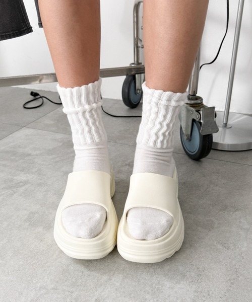 WEGO(ウィゴー)の「WEGO/【26年春夏新作】厚底デザインラバーサンダル(サンダル・レディース・ブラウン/ブラック/ブラック系その他/ホワイト系その他/オフホワイト/サックスブルー・LARGE/MEDIUM/SMALL)」の2枚目の写真