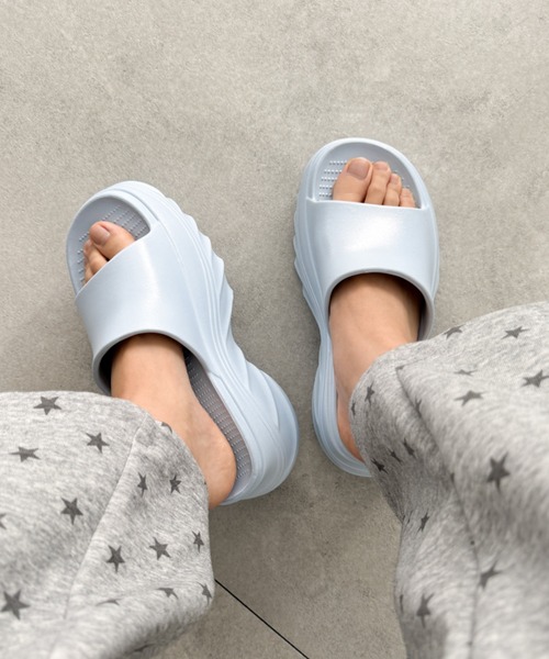 WEGO(ウィゴー)の「WEGO/【26年春夏新作】厚底デザインラバーサンダル(サンダル・レディース・ブラウン/ブラック/ブラック系その他/ホワイト系その他/オフホワイト/サックスブルー・LARGE/MEDIUM/SMALL)」の6枚目の写真
