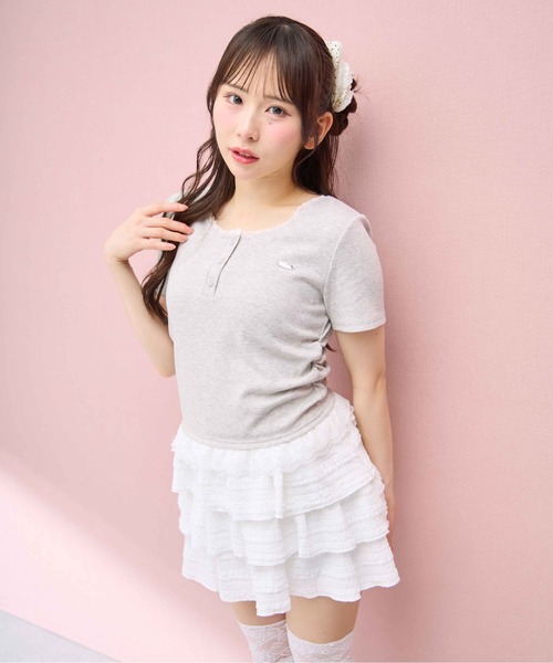 INGNI（イング）の「【WEB限定】ヘンリーネックレース付プレートロゴ半袖リブトップス（Tシャツ/カットソー・レディース・ブラック/グレー・M）」の4枚目の写真