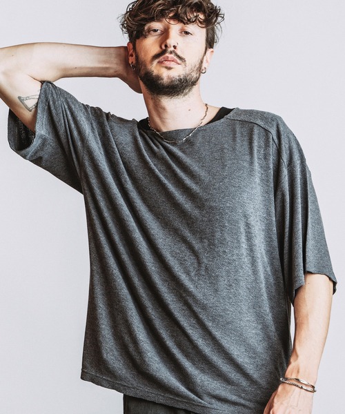 NO ID.（ノーアイディ）の「【NO ID.】Cut-off Boat Neck BIG T-Shirt / カットオフ ボートネック ビッグ Tシャツ（Tシャツ/カットソー・メンズ・アイボリー/ブラック/グレー・ONE SIZE）」の2枚目の写真