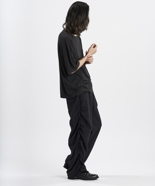 NO ID.（ノーアイディ）の「【NO ID.】Cut-off Boat Neck BIG T-Shirt / カットオフ ボートネック ビッグ Tシャツ（Tシャツ/カットソー・メンズ・アイボリー/ブラック/グレー・ONE SIZE）」の4枚目の写真