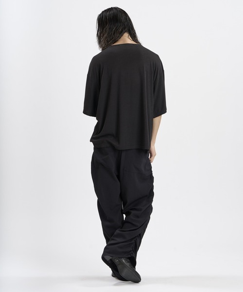 NO ID.（ノーアイディ）の「【NO ID.】Cut-off Boat Neck BIG T-Shirt / カットオフ ボートネック ビッグ Tシャツ（Tシャツ/カットソー・メンズ・アイボリー/ブラック/グレー・ONE SIZE）」の6枚目の写真