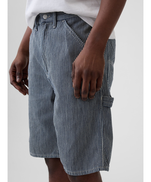 GAP(ギャップ)の「9インチ デニム レールロード ストライプ カーペンター ショートパンツ(デニムパンツ・メンズ・ブルー・28W/30W/34W)」の1枚目の写真