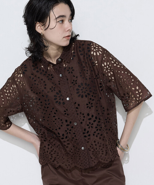 K.T KIYOKO TAKASE(キヨコタカセ)の「ボタニカル幾何刺繍 シャツ(シャツ/ブラウス・レディース・ブラウン/ブラック・9号/7号)」の2枚目の写真