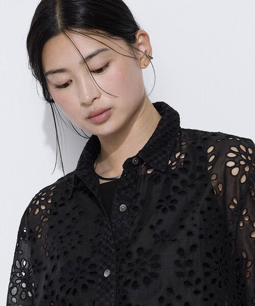 K.T KIYOKO TAKASE(キヨコタカセ)の「ボタニカル幾何刺繍 シャツ(シャツ/ブラウス・レディース・ブラウン/ブラック・9号/7号)」の4枚目の写真