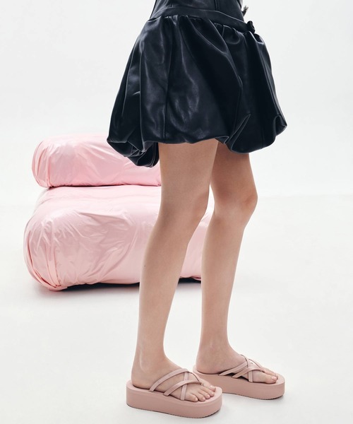 CHARLES & KEITH(チャールズ & キース)の「Levy レヴィー サテン ストラッピー フラットフォーム サンダル(サンダル・レディース・ブラック系その他2/ライトピンク/ダークブルー・22.5cm/23cm/23.5cm/24.5cm/25cm)」の3枚目の写真