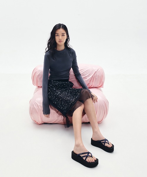 CHARLES & KEITH(チャールズ & キース)の「Levy レヴィー サテン ストラッピー フラットフォーム サンダル(サンダル・レディース・ブラック系その他2/ライトピンク/ダークブルー・22.5cm/23cm/23.5cm/24.5cm/25cm)」の15枚目の写真