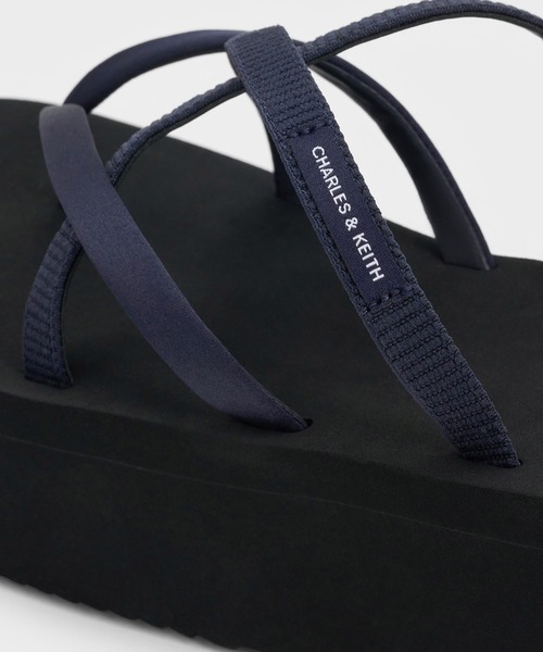 CHARLES & KEITH(チャールズ & キース)の「Levy レヴィー サテン ストラッピー フラットフォーム サンダル(サンダル・レディース・ブラック系その他2/ライトピンク/ダークブルー・22.5cm/23cm/23.5cm/24.5cm/25cm)」の19枚目の写真