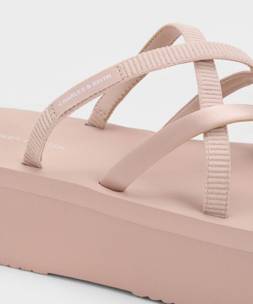CHARLES & KEITH(チャールズ & キース)の「Levy レヴィー サテン ストラッピー フラットフォーム サンダル(サンダル・レディース・ブラック系その他2/ライトピンク/ダークブルー・22.5cm/23cm/23.5cm/24.5cm/25cm)」の13枚目の写真