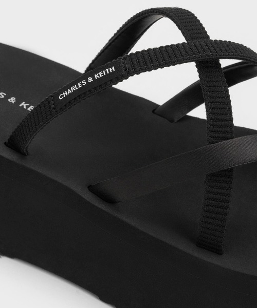 CHARLES & KEITH(チャールズ & キース)の「Levy レヴィー サテン ストラッピー フラットフォーム サンダル(サンダル・レディース・ブラック系その他2/ライトピンク/ダークブルー・22.5cm/23cm/23.5cm/24.5cm/25cm)」の9枚目の写真