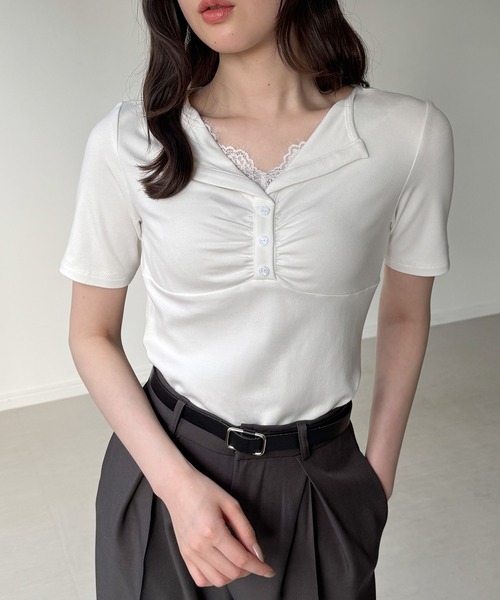 junoah（ジュノア）の「フロントレースギャザーヘンリーネックトップス（Tシャツ/カットソー・レディース・ブラウン/ホワイト/ブラック・SMALL/MEDIUM/LARGE）」の2枚目の写真