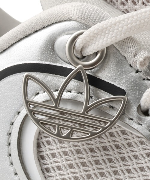 adidas(アディダス)の「adidas OZVENUZ W / アディダス オズヴィーナス W(スニーカー・レディース・シルバー・22.5cm/23.0cm/23.5cm/24.0cm/24.5cm/25.0cm)」の4枚目の写真
