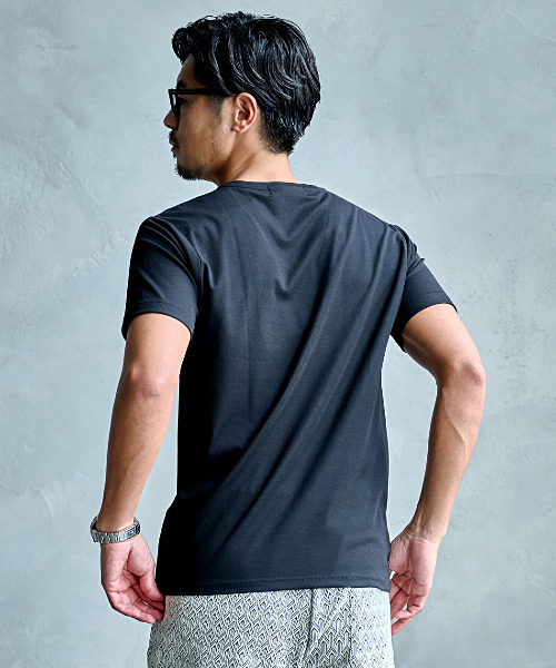SILVER BULLET（シルバーバレット）の「『CavariA/キャバリア』多機能フライスVネックTEE（Tシャツ/カットソー・メンズ・ブラック/グレイッシュベージュ/ホワイト・L/XL/M）」の11枚目の写真