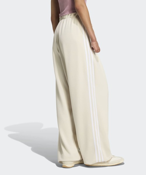 adidas(アディダス)の「アディルナ シーズン2xジェニー プリーツ トラックパンツ / アディダスオリジナルス adidas Originals(スウェットパンツ・レディース・ベージュ・XX-LARGE/X-LARGE/SMALL/X-SMALL/LARGE/MEDIUM)」の2枚目の写真