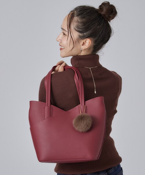 SHOO・LA・RUE（シューラルー）の「フェイクファーポンポン付きカッティングトートバッグ（トートバッグ・レディース・ブラック/グレー/ボルドー・00）」の3枚目の写真