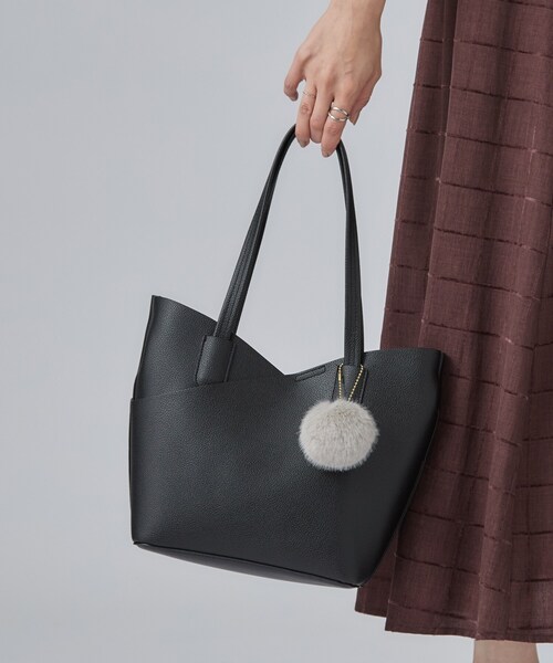 SHOO・LA・RUE（シューラルー）の「フェイクファーポンポン付きカッティングトートバッグ（トートバッグ・レディース・ブラック/グレー/ボルドー・00）」の2枚目の写真