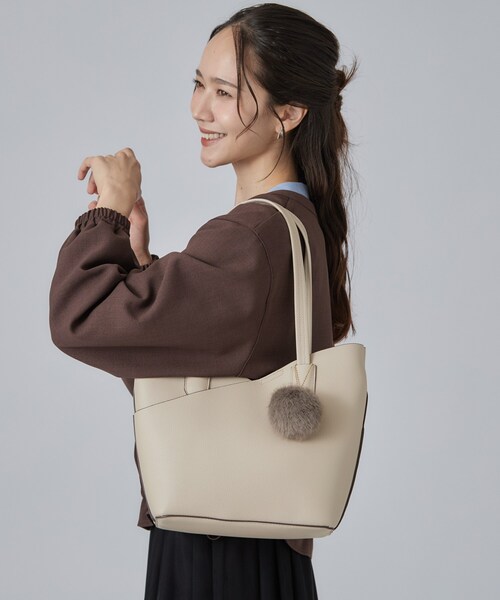 SHOO・LA・RUE（シューラルー）の「フェイクファーポンポン付きカッティングトートバッグ（トートバッグ・レディース・ブラック/グレー/ボルドー・00）」の4枚目の写真