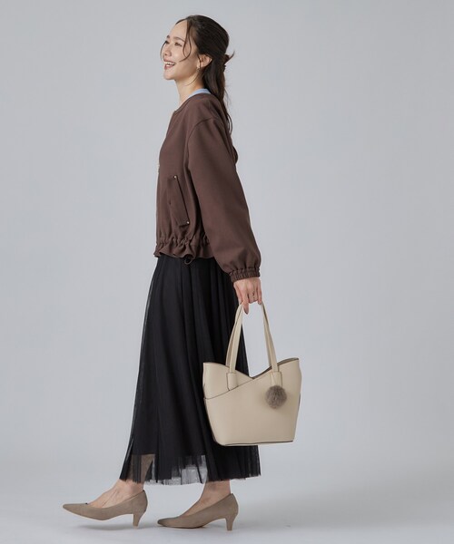 SHOO・LA・RUE（シューラルー）の「フェイクファーポンポン付きカッティングトートバッグ（トートバッグ・レディース・ブラック/グレー/ボルドー・00）」の5枚目の写真
