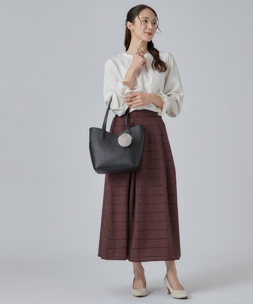 SHOO・LA・RUE（シューラルー）の「フェイクファーポンポン付きカッティングトートバッグ（トートバッグ・レディース・ブラック/グレー/ボルドー・00）」の7枚目の写真