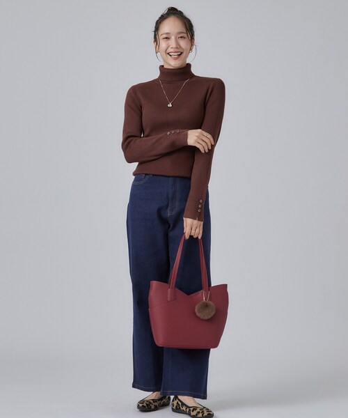 SHOO・LA・RUE（シューラルー）の「フェイクファーポンポン付きカッティングトートバッグ（トートバッグ・レディース・ブラック/グレー/ボルドー・00）」の9枚目の写真