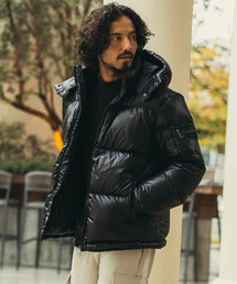 AKM Contemporary(エイケイエムコンテンポラリー)グロッシーダウンジャケット