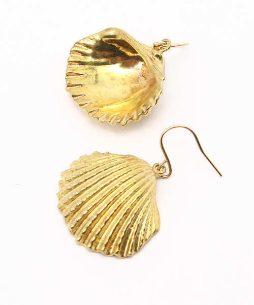 style counsel（スタイルカウンセル）の「【chibi jewels】チビ・ジュエルズ　　シェルピアス　Ｃｏｃｋｌｅ Ｓｈｅｌｌ Ｅａｒｒｉｎｇｓ（ピアス（両耳用）・レディース・ゴールド・FREE）」の2枚目の写真