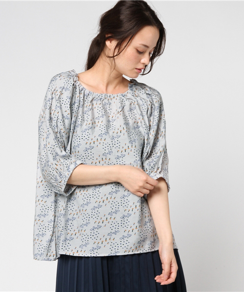 POU DOU DOU（プードゥドゥ）の「フラワープリントギャザーブラウス（シャツ/ブラウス・レディース・グレー/マスタード/ターコイズブルー・3）」の12枚目の写真