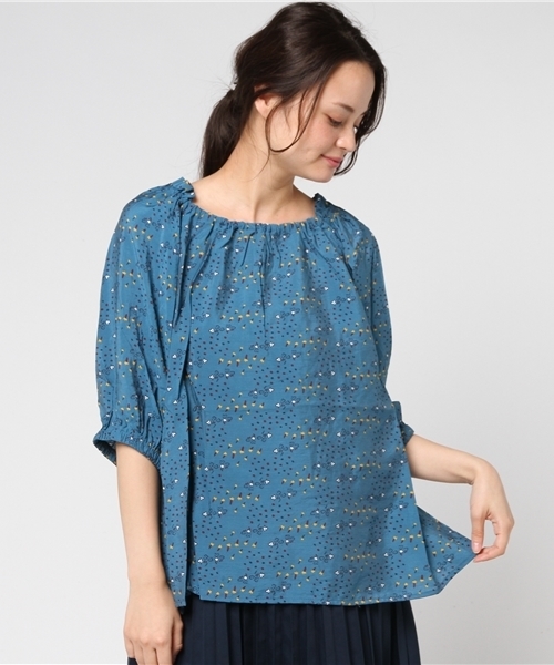 POU DOU DOU（プードゥドゥ）の「フラワープリントギャザーブラウス（シャツ/ブラウス・レディース・グレー/マスタード/ターコイズブルー・3）」の2枚目の写真