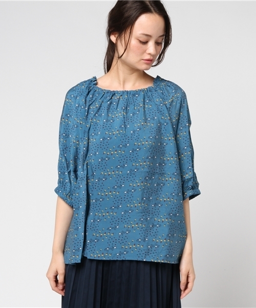 POU DOU DOU（プードゥドゥ）の「フラワープリントギャザーブラウス（シャツ/ブラウス・レディース・グレー/マスタード/ターコイズブルー・3）」の10枚目の写真