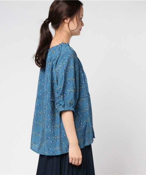 POU DOU DOU（プードゥドゥ）の「フラワープリントギャザーブラウス（シャツ/ブラウス・レディース・グレー/マスタード/ターコイズブルー・3）」の11枚目の写真