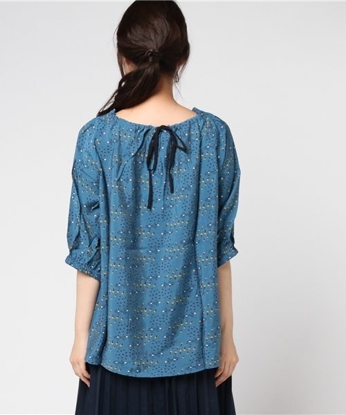 POU DOU DOU（プードゥドゥ）の「フラワープリントギャザーブラウス（シャツ/ブラウス・レディース・グレー/マスタード/ターコイズブルー・3）」の4枚目の写真