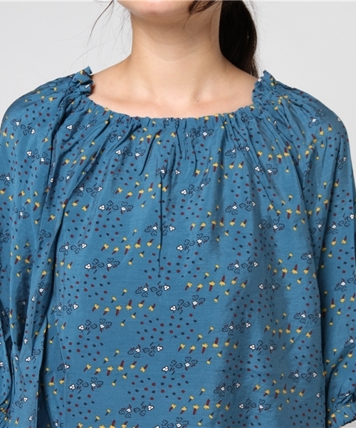 POU DOU DOU（プードゥドゥ）の「フラワープリントギャザーブラウス（シャツ/ブラウス・レディース・グレー/マスタード/ターコイズブルー・3）」の5枚目の写真