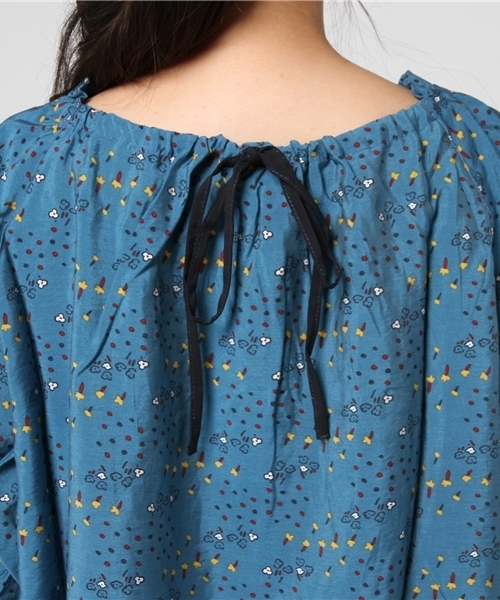 POU DOU DOU（プードゥドゥ）の「フラワープリントギャザーブラウス（シャツ/ブラウス・レディース・グレー/マスタード/ターコイズブルー・3）」の6枚目の写真