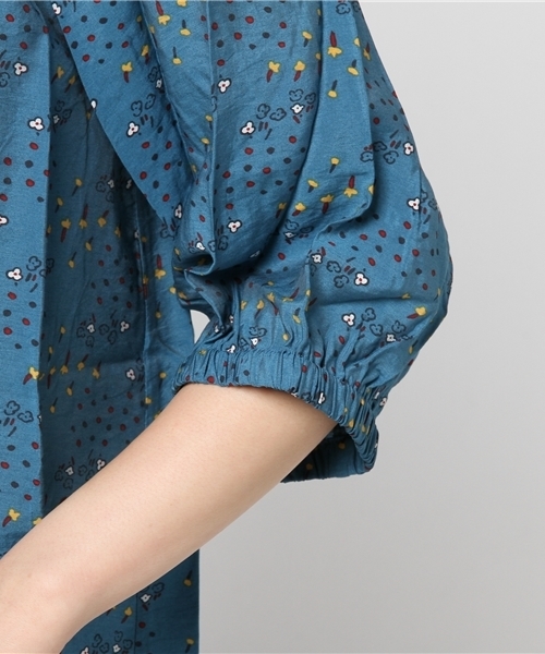 POU DOU DOU（プードゥドゥ）の「フラワープリントギャザーブラウス（シャツ/ブラウス・レディース・グレー/マスタード/ターコイズブルー・3）」の7枚目の写真