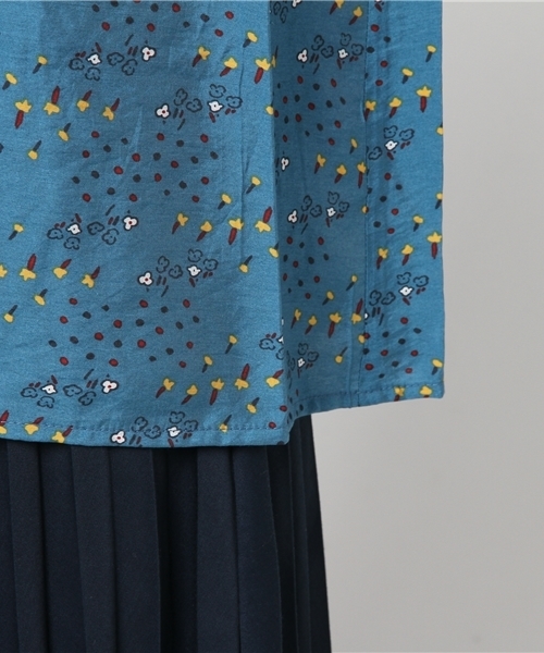 POU DOU DOU（プードゥドゥ）の「フラワープリントギャザーブラウス（シャツ/ブラウス・レディース・グレー/マスタード/ターコイズブルー・3）」の8枚目の写真