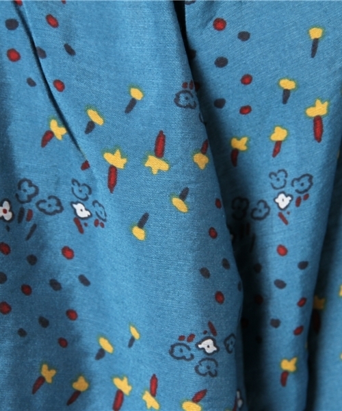 POU DOU DOU（プードゥドゥ）の「フラワープリントギャザーブラウス（シャツ/ブラウス・レディース・グレー/マスタード/ターコイズブルー・3）」の9枚目の写真