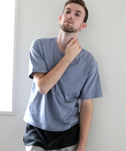 Denime(ドゥニーム)の「サイドスリットビッグTシャツ(Tシャツ/カットソー・メンズ・ブラック/レッド系その他/ホワイト/ブルー系その他・LARGE/MEDIUM)」の1枚目の写真