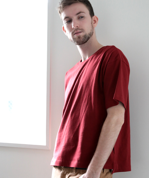 Denime(ドゥニーム)の「サイドスリットビッグTシャツ(Tシャツ/カットソー・メンズ・ブラック/レッド系その他/ホワイト/ブルー系その他・LARGE/MEDIUM)」の4枚目の写真