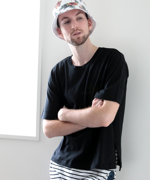 Denime(ドゥニーム)の「サイドスリットビッグTシャツ(Tシャツ/カットソー・メンズ・ブラック/レッド系その他/ホワイト/ブルー系その他・LARGE/MEDIUM)」の3枚目の写真