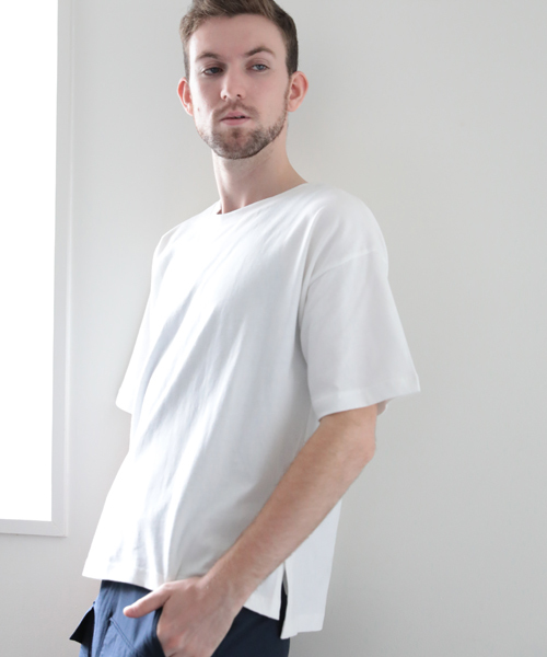 Denime(ドゥニーム)の「サイドスリットビッグTシャツ(Tシャツ/カットソー・メンズ・ブラック/レッド系その他/ホワイト/ブルー系その他・LARGE/MEDIUM)」の20枚目の写真