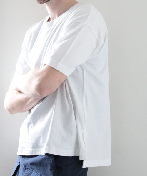 Denime(ドゥニーム)の「サイドスリットビッグTシャツ(Tシャツ/カットソー・メンズ・ブラック/レッド系その他/ホワイト/ブルー系その他・LARGE/MEDIUM)」の22枚目の写真