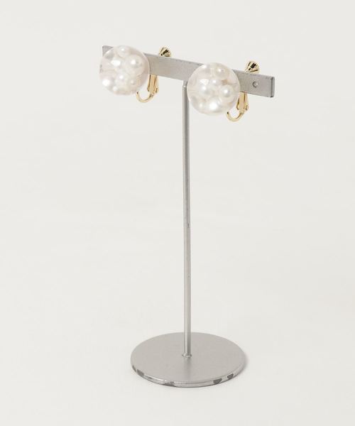 LOWRYS FARM(ローリーズファーム)の「パールフウニュウイヤリング 789202(イヤリング・レディース・ホワイト/その他1・FREE)」の1枚目の写真